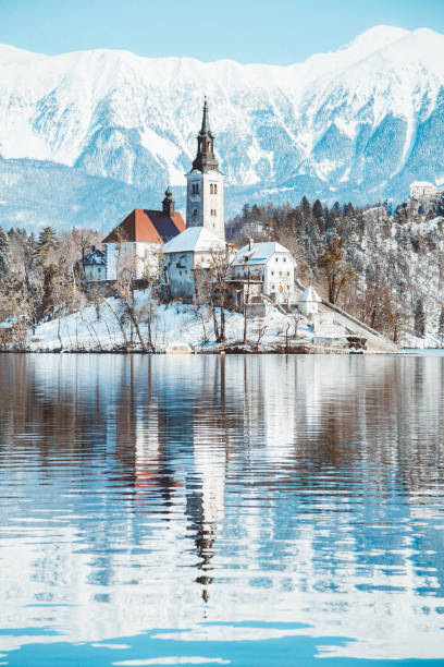 bleder see mit bleder insel und schloss bei sonnenaufgang im winter, slowenien - castle slovenia winter snow stock-fotos und bilder