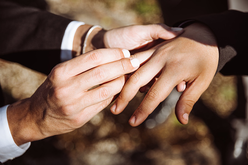 televisor Evaporar servidor Matrimonio Gay Poner El Anillo De Hombre Foto de stock y más banco de imágenes de Pareja de gais - Pareja de gais, Pedida de mano, Persona gay - iStock televisor Evaporar servidor Matrimonio Gay Poner El Anillo De Hombre Foto de stock y más banco de imágenes de Pareja de gais - Pareja de gais, Pedida de mano, Persona gay - iStock