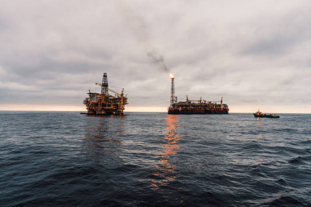 navire fpso pétrolier près de plate-forme de forage pétrolier. industrie pétrolière et gazière offshore - place mat photos et images de collection
