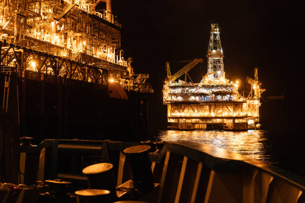 石油プラットフォームのリグ、夜近く fpso タンカー船。オフショア石油と天然ガス産業 - africa fpso nautical vessel oil rig ストックフォトと画像