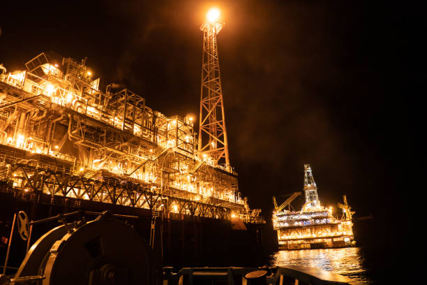 石油プラットフォームのリグ、夜近く fpso タンカー船。オフショア石油と天然ガス産業 - africa fpso nautical vessel oil rig ストックフォトと画像