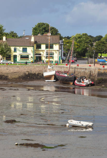 kinvara harbour en irlande - kinvara photos et images de collection