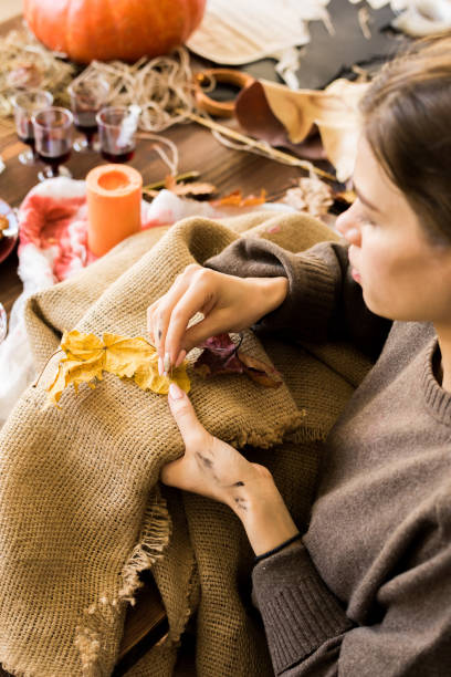 donna impegnata che cuce tela in officina - sewing women tailor teenage girls foto e immagini stock