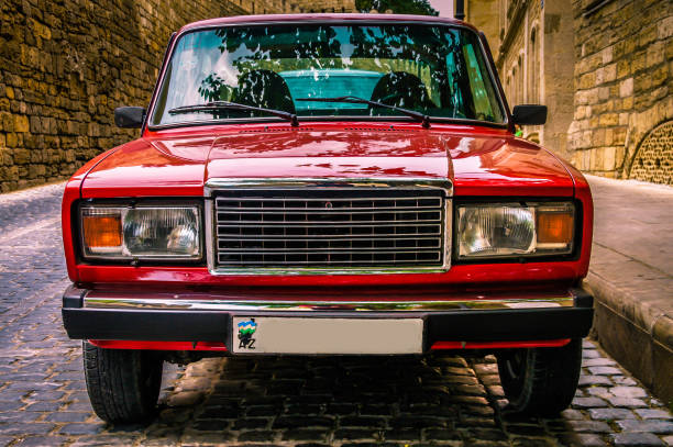 ve de frente al coche clásico rusa - car obsolete old editorial fotografías e imágenes de stock