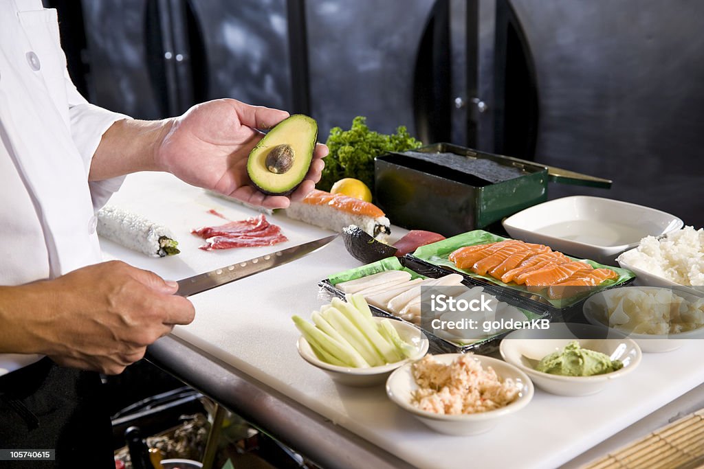 chef de cozinha japonesa no restaurante com sushi ingredientes - Foto de stock de 40-49 anos royalty-free