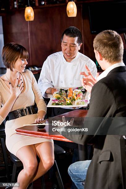 Foto de Restaurante De Sushi Japonês O Chef Serve Clientes e mais fotos de stock de Casal