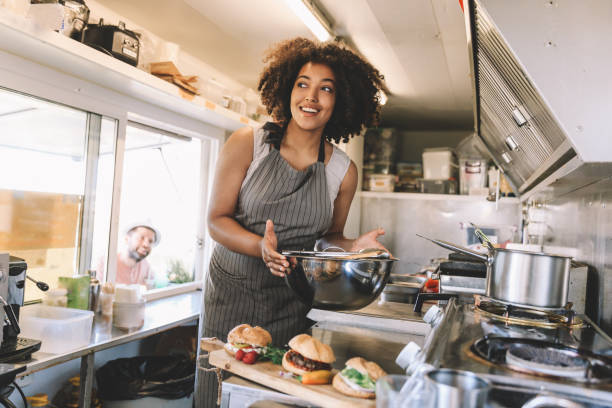 trabalhador de fast-food feminino atraente afro - owner small business restaurant african ethnicity - fotografias e filmes do acervo