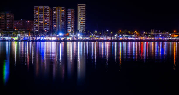 port de ville de malaga dans la nuit, espagne - editorial sea white ship photos et images de collection