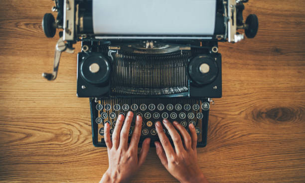 vintage maszyny do pisania na biurku pisarza - machine typewriter human hand typing zdjęcia i obrazy z banku zdjęć