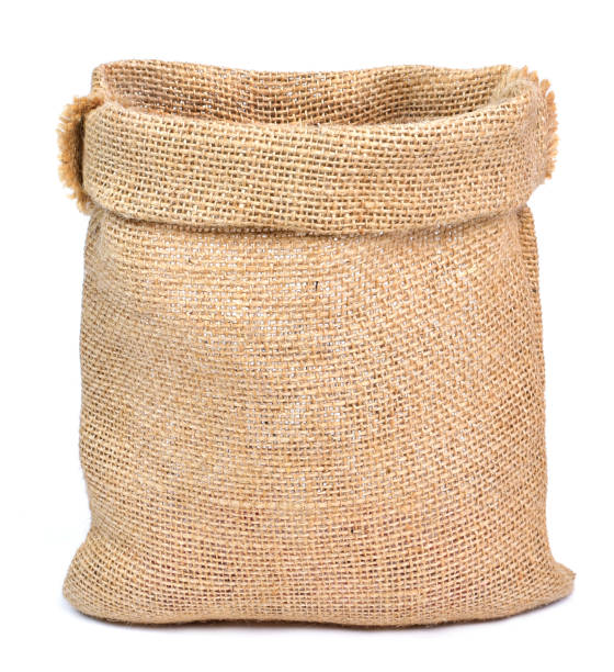 sac de sac ou un sac jute vide, isolé sur fond blanc - burlap bag canvas textile photos et images de collection