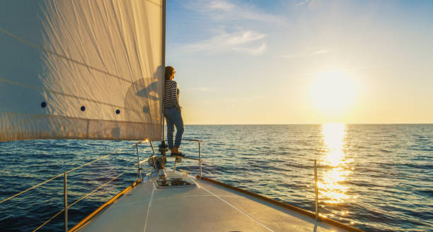 femme de rester sur le bord de la proue, croatie - sailboat sunset sailing nautical vessel photos et images de collection