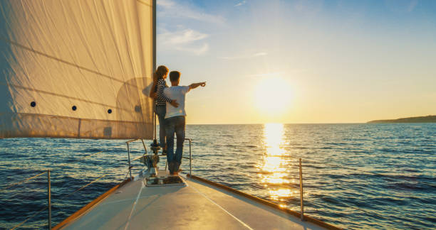 couple de rester sur le bord de la proue, croatie - yacht sea sunrise sailing photos et images de collection