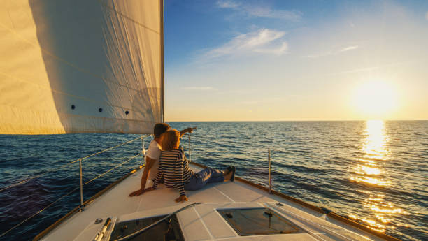 couple assis sur la proue du bateau, croatie - yacht sea sunrise sailing photos et images de collection