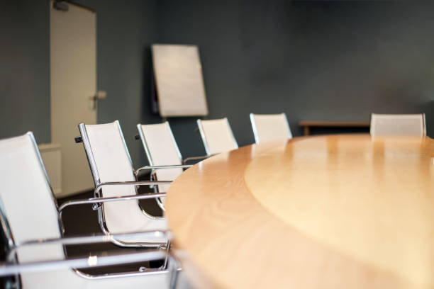 close-up do conferência com decoração moderna sala belamente projetada - boardroom chairs - fotografias e filmes do acervo