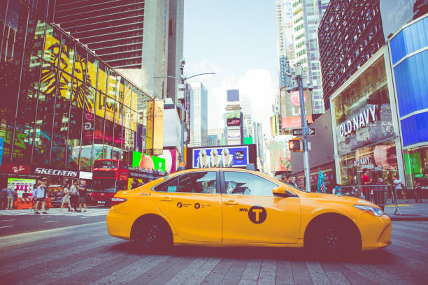 紐約-2018年9月2日: 黃色駕駛室通過時代廣場的霓虹燈藝術和商業繁忙的旅遊十字路口, 是美國紐約市的標誌性街道。 - times square billboard 個照片及圖片檔