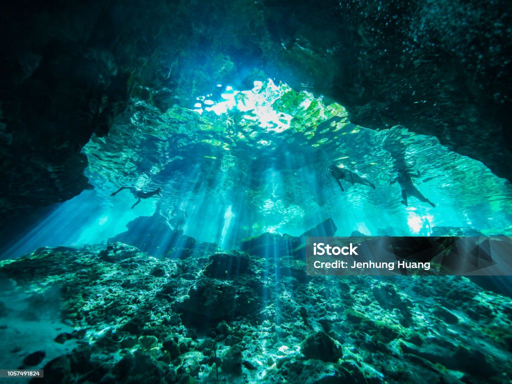 Cenote dykning, undervattens grotta i Mexiko - Royaltyfri Belize Bildbanksbilder