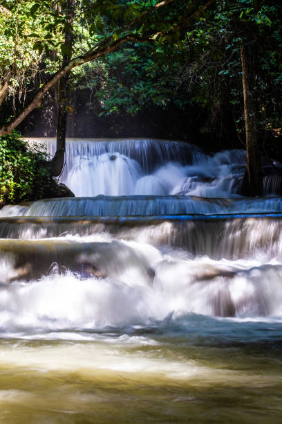 paisaje foto, huay mae kamin waterfall, impresionante caída de agua bosque otoño maravilloso, hermosa cascada en la selva en la provincia de kanchanaburi, tailandia - kanchanaburi province fotos fotografías e imágenes de stock