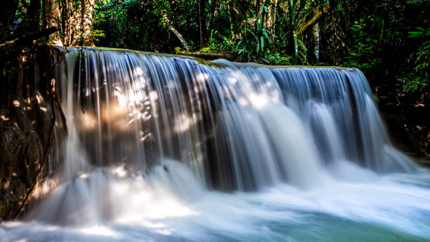 paisaje foto, huay mae kamin waterfall, impresionante caída de agua bosque otoño maravilloso, hermosa cascada en la selva en la provincia de kanchanaburi, tailandia - kanchanaburi province fotos fotografías e imágenes de stock