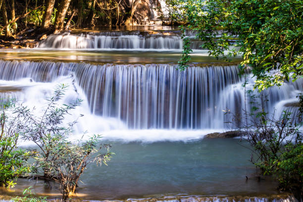 paisaje foto, huay mae kamin waterfall, impresionante caída de agua bosque otoño maravilloso, hermosa cascada en la selva en la provincia de kanchanaburi, tailandia - kanchanaburi province fotos fotografías e imágenes de stock