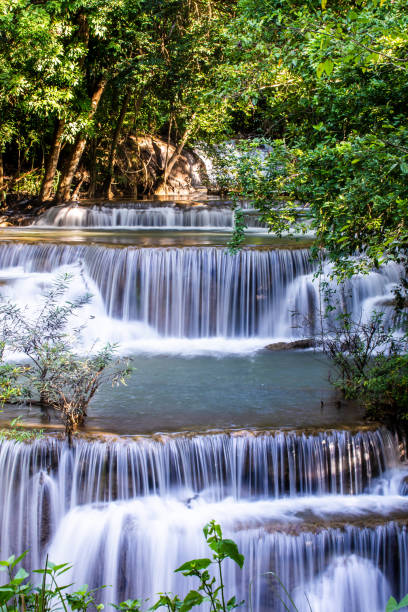 paisaje foto, huay mae kamin waterfall, impresionante caída de agua bosque otoño maravilloso, hermosa cascada en la selva en la provincia de kanchanaburi, tailandia - kanchanaburi province fotos fotografías e imágenes de stock