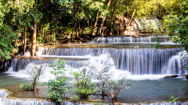 paisaje foto, huay mae kamin waterfall, impresionante caída de agua bosque otoño maravilloso, hermosa cascada en la selva en la provincia de kanchanaburi, tailandia - kanchanaburi province fotos fotografías e imágenes de stock