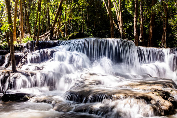 paisaje foto, huay mae kamin waterfall, impresionante caída de agua bosque otoño maravilloso, hermosa cascada en la selva en la provincia de kanchanaburi, tailandia - kanchanaburi province fotos fotografías e imágenes de stock