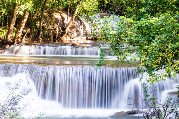paisaje foto, huay mae kamin waterfall, impresionante caída de agua bosque otoño maravilloso, hermosa cascada en la selva en la provincia de kanchanaburi, tailandia - kanchanaburi province fotos fotografías e imágenes de stock