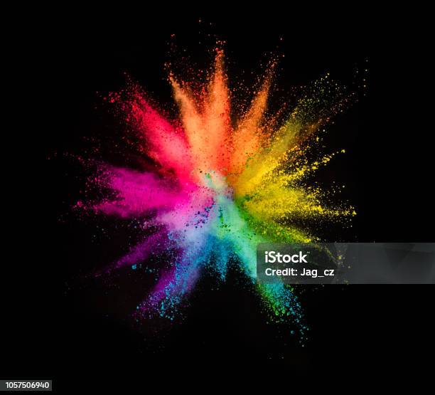 Explosión De Polvo Coloreado Sobre Fondo Negro Foto de stock y más banco de imágenes de Colores - Colores, Color - Tipo de imagen, Explotar