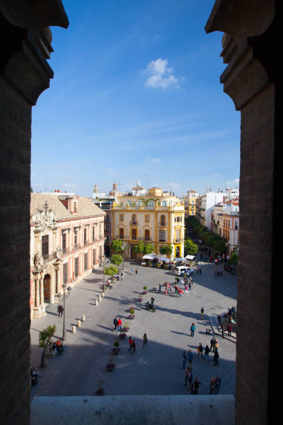 vista aérea de la parte superior de la catedral de sevilla. - plaza de espana sevilla town square seville fotografías e imágenes de stock