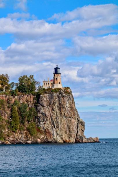 faro de split rock en lago superior con cielo azul y nubes blancas - split rock lighthouse fotografías e imágenes de stock