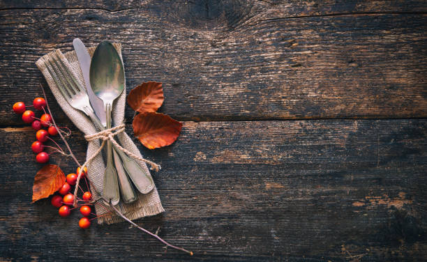 autumn background with vintage place setting on old wooden table - silverware fork place setting napkin imagens e fotografias de stock