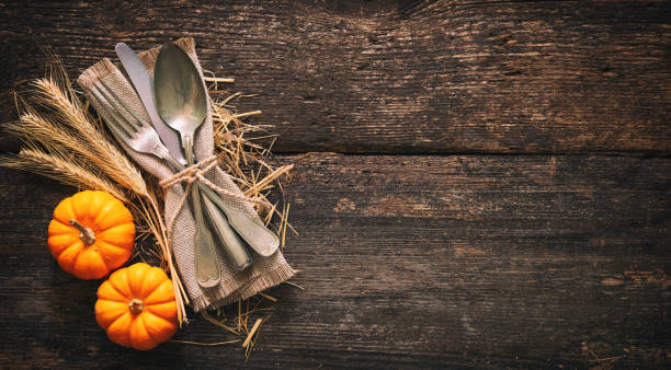 autumn background with vintage place setting on old wooden table - silverware fork place setting napkin imagens e fotografias de stock