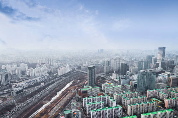Seoul cityscapes, skyline, high rise office buildings and skyscrapers in Seoul city, winter daylight, top view in winter, Seoul, Republic of Korea, in mist winter season with blue sky and cloud paisajes urbanos de seúl, skyline, edificios de oficinas de gran altura y rascacielos en la ciudad de seúl, luz de invierno, vista desde arriba en invierno, seúl, república de corea, en temporada de invierno con el cielo azul y nubes de niebla