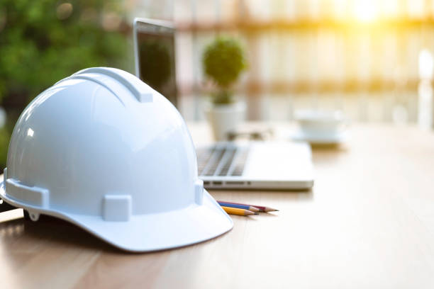 casco de seguridad para el ingeniero - casco de trabajo fotografías e imágenes de stock