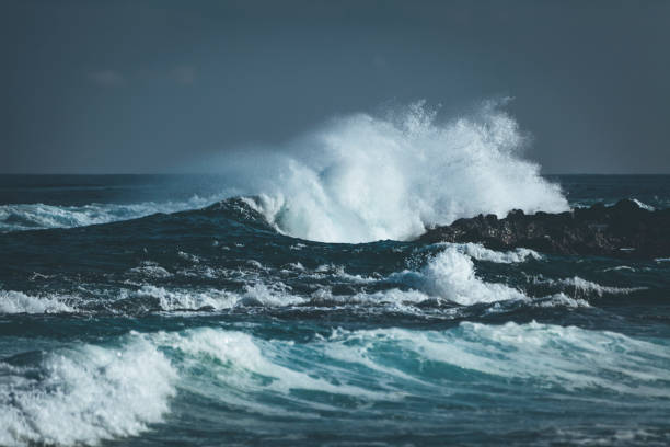 wellen plätschern indischer ozean - reef break stock-fotos und bilder