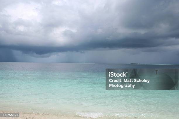Дождь Буря Над Тропическое Море — стоковые фотографии и другие картинки Буря - Буря, Вода, Галька