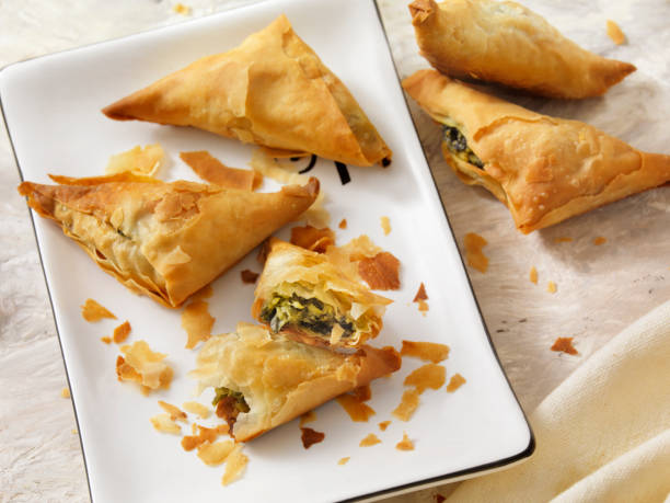 spanakopita, spinat und feta in blätterteig - filo pastry stock-fotos und bilder