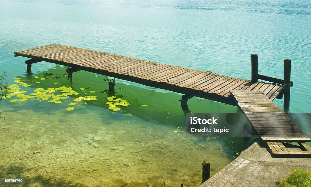 Jetée sur le clear Lake - Photo de Autriche libre de droits