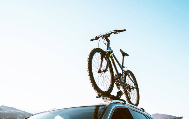 montaña bicicleta fija con techo montado portabicicletas instalado en blanco auto techo viajes concepto de imagen - bicycle rack fotografías e imágenes de stock