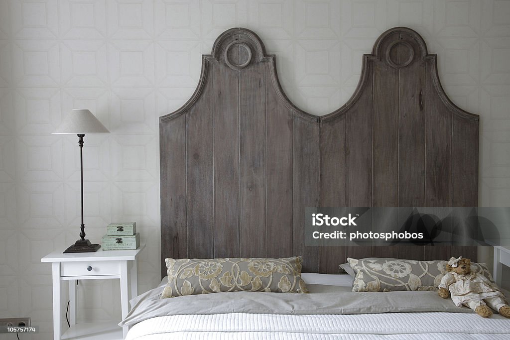 Большой кровати с изголовьем в серый цвет - Стоковые фото Без людей роялти-фри