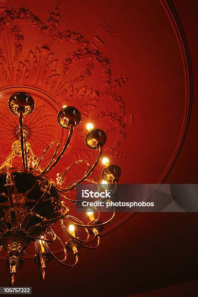 Classico Lampadario Sul Tetto Rosso - Fotografie stock e altre immagini di Albergo - Albergo, Ambientazione interna, Appartamento