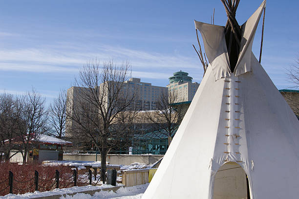 città teepee - north american tribal culture teepee winter canada foto e immagini stock