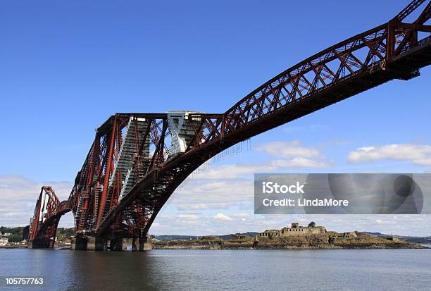 Guardare Il Ponte Ferroviario Sul Forth Scozia - Fotografie stock e altre immagini di Acciaio - Acciaio, Acqua, Ambientazione esterna