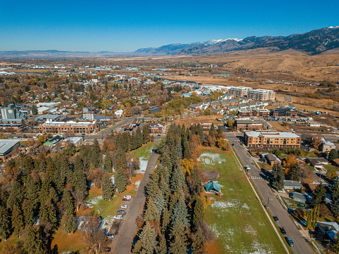 Vista aérea del parque de Lindley y centro de la ciudad de Bozeman Montana en otoño photo