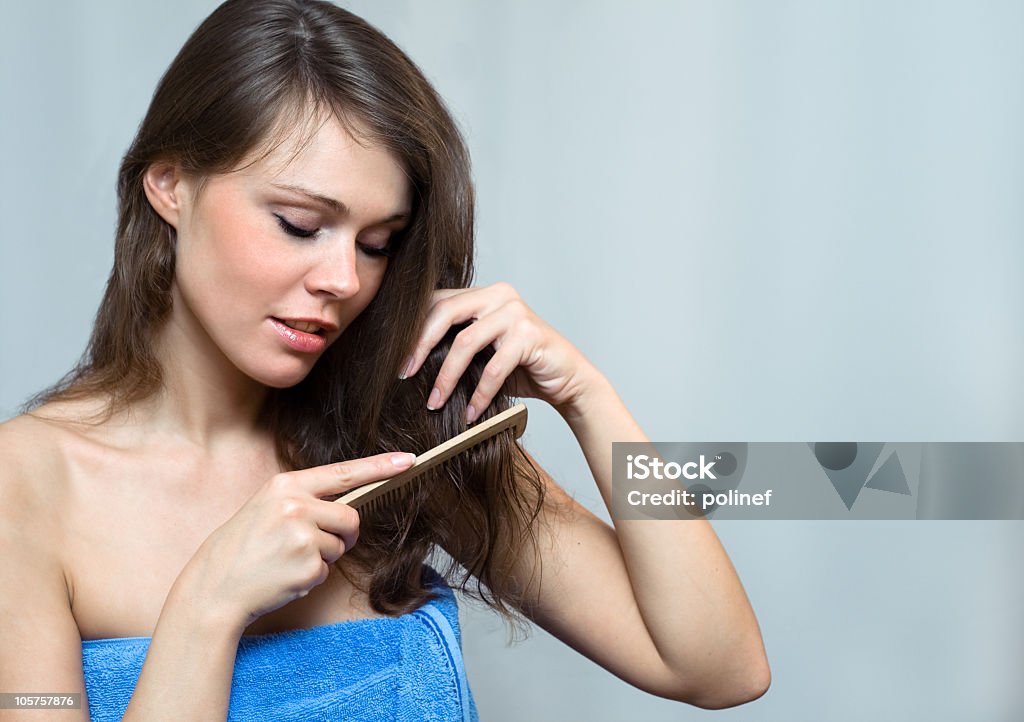 Atractiva mujer peinar su cabello - Foto de stock de Adolescente libre de derechos