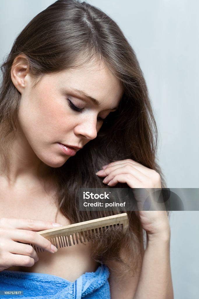 Belle femme Se peigner ses cheveux - Photo de Adolescent libre de droits