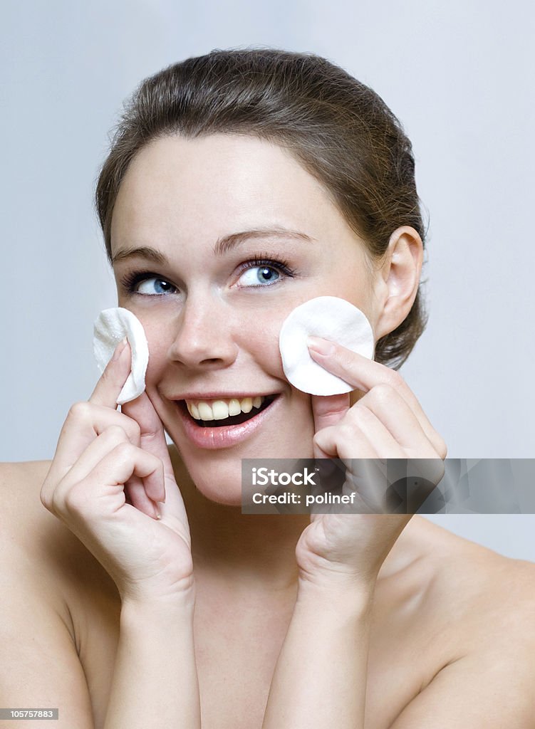 Belle femme nettoyage visage par Disque de coton - Photo de Adulte libre de droits