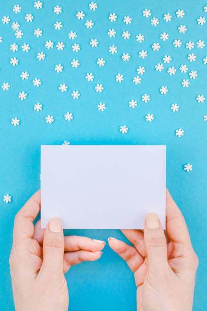 istock Winter pattern made of small white snowflakes 1057581498
