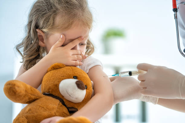 vaccination to a child A doctor making a vaccination to a child injecting flu virus vaccination child stock pictures, royalty-free photos & images