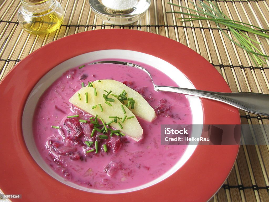 Холодный свекольный суп – Rote Beete Suppe - Стоковые фото Без людей роялти-фри